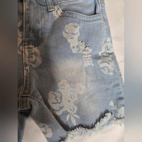 🌸 Floral Light Wash Distressed Denim Shorts - Girls Size 8 NWOT 🌸 - Picture 3 of 7